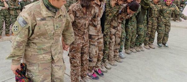 YPG'li kadınların halayının başında ABD'li kadın asker - Sputnik Türkiye