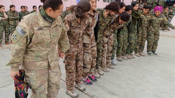 YPG'li kadınların halayının başında ABD'li kadın asker - Sputnik Türkiye