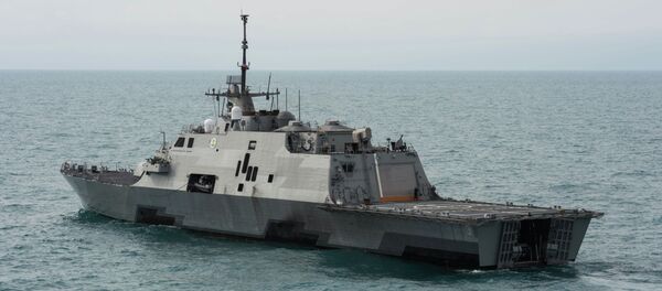 This US Navy handout photo released January 8, 2015 shows the littoral combat ship USS Fort Worth (LCS 3) as it operates on January 7 - Sputnik Türkiye