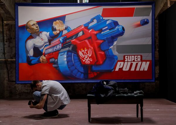 Moskova Çağdaş Sanat Müzesi’nde (UMAM) Rusya Devlet Başkanı Vladimir Putin temalı ‘Süper Putin’ sergisi açıldı. - Sputnik Türkiye