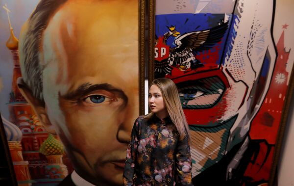 Moskova Çağdaş Sanat Müzesi’nde (UMAM) Rusya Devlet Başkanı Vladimir Putin temalı ‘Süper Putin’ sergisi açıldı. - Sputnik Türkiye