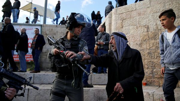 Kudüs Şam Kapısı'ndaki gösterilerde bir İsrail polisi ile tartışan Filistinli - Sputnik Türkiye