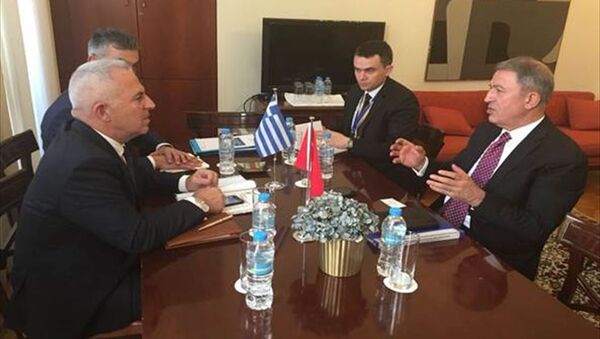 Yunanistan Genelkurmay Başkanı Oramiral Evangelos Apostolakis ile Genelkurmay Başkanı Orgeneral Hulusi Akar - Sputnik Türkiye