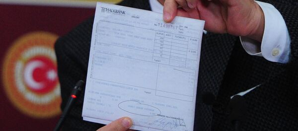 CHP Parti Sözcüsü Bülent Tezcan, Man Adası belgelerini gösterdi. - Sputnik Türkiye