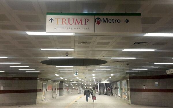 Şişli metrosundaki 'Trump' tabelaları söküldü - Sputnik Türkiye