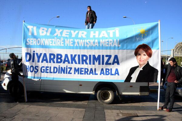 Akşener, Diyarbakır'da Kürtçe, Zazaca ve Türkçe pankartlarla karşılandı. - Sputnik Türkiye