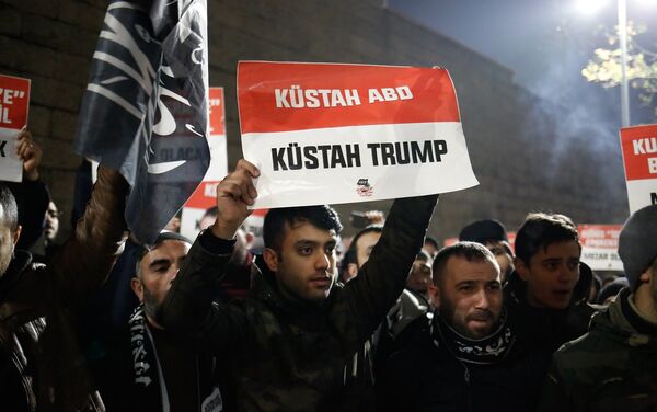 ABD Başkanı Donald Trump'ın Kudüs'ü İsrail'in başkenti olarak tanıması, ABD'nin İstanbul Başkonsolosluğu önünde protesto edildi. - Sputnik Türkiye