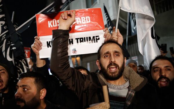 ABD Başkanı Donald Trump'ın Kudüs'ü İsrail'in başkenti olarak tanıması, ABD'nin İstanbul Başkonsolosluğu önünde protesto edildi. - Sputnik Türkiye