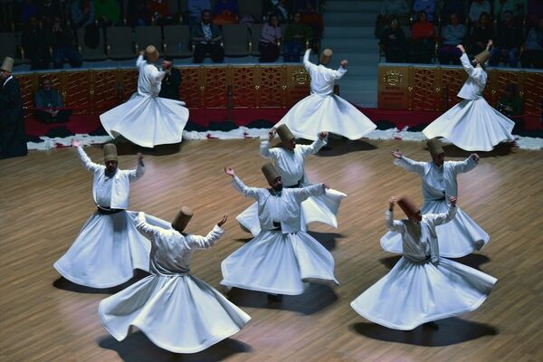 Mevlana'nın 744. Vuslat Yıl Dönümü Uluslararası Anma Törenleri kapsamında, Kültür ve Turizm Bakanlığı Konya Türk Tasavvuf Müziği Topluluğu üyeleri, Mevlana Kültür Merkezi’nde sema gösterisi düzenledi. - Sputnik Türkiye