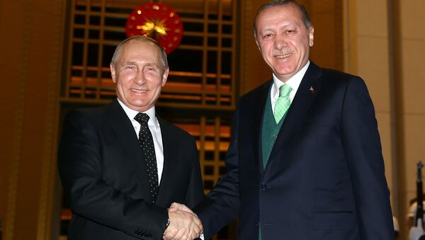 Rusya Devlet Başkanı Vladimir Putin ile Türkiye Cumhurbaşkanı Recep Tayyip Erdoğan, Beştepe'de gazetecilere poz verdi. - Sputnik Türkiye
