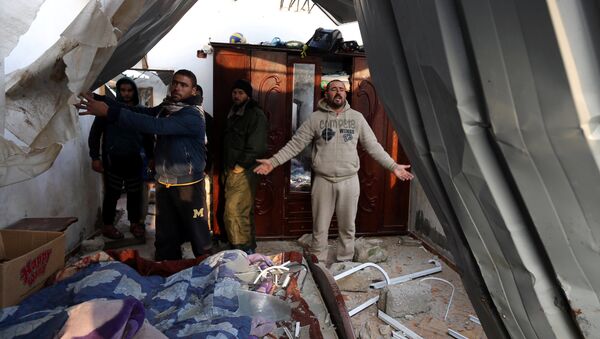 İsrail'in Gazze'ye hava saldırısında evi zarar gören Filistinli - Sputnik Türkiye
