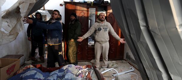 İsrail'in Gazze'ye hava saldırısında evi zarar gören Filistinli - Sputnik Türkiye