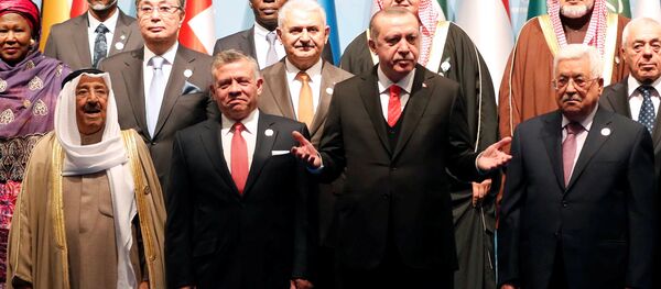 İslam İşbirliği Teşkilatı (İİT), ABD Başkanı Donald Trump'ın Kudüs'ü İsrail'in başkenti olarak tanıma ve ABD Büyükelçiliğini Tel Aviv'den Kudüs'e taşıma yönündeki planını açıklamasının ardından dönem başkanı Türkiye'nin ev sahipliğinde olağanüstü toplandı. - Sputnik Türkiye