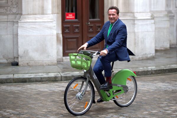 Paris'te bisikletle gezen Schwarzenegger, ABD'de İklim Anlaşması'ndan çıkan tek kişinin Başkan Trump olduğunu, başka herkesin anlaşmayı desteklediğini söyledi.  - Sputnik Türkiye