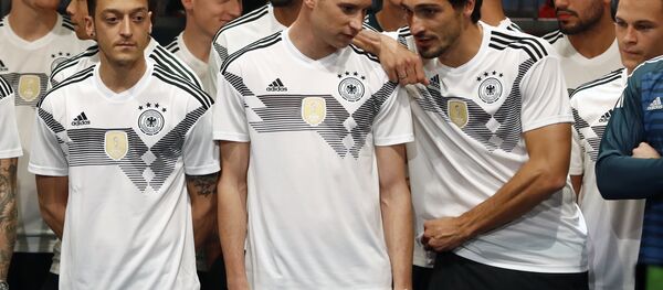 Alman milli futbol takımı forma tanıtımında Mesut Özil, Julian Draxler, Mats Hummels - Sputnik Türkiye