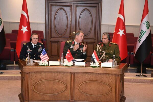 Toplantıyı yöneten Akar'ın sağında Ganimi, solunda Scaparrotti yer aldı. - Sputnik Türkiye