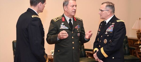 ABD Merkez Kuvvetler (CENTCOM) Komutanı Orgeneral Joseph L. Votel, Türkiye Genelkurmay Başkanı Hulusi Akar, ABD Avrupa Kuvvetler Komutanı Orgeneral Curtis M. Scaparrotti - Sputnik Türkiye