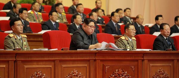 Kuzey Kore lideri Kim Jong-un  Pyongyang'daki 8. Askeri Mühimmat Toplantısı'nda - Sputnik Türkiye