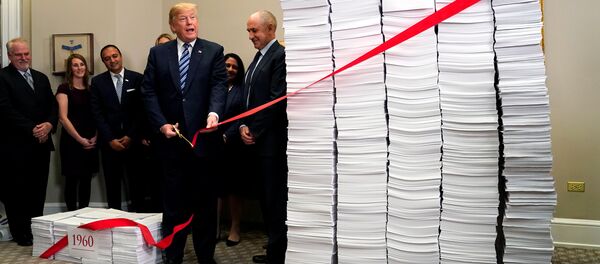 Trump düzenleme bürokrasi kırmızı bant kesme Trump düzenleme bürokrasi kırmızı bant kesme - Sputnik Türkiye