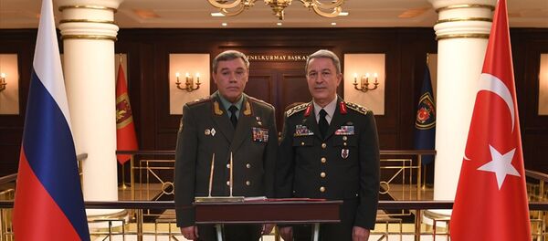 Rusya Genelkurmay Başkanı Valeriy Gerasimov ve Türk mevkidaşı Hulusi Akar Rusya Genelkurmay Başkanı Valeriy Gerasimov ve Türk mevkidaşı Hulusi Akar - Sputnik Türkiye