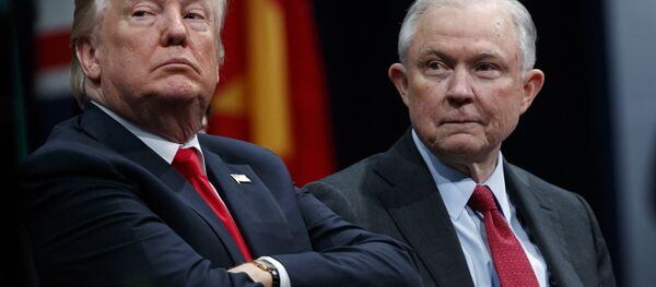 ABD Başkanı Donald Trump ve Adalet Bakanı Jeff Sessions - Sputnik Türkiye