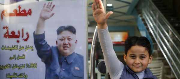 Pyongyang yönetiminin ABD'nin Kudüs kararını kınaması sonrası Gazze'deki Cebaliye mülteci kampı girişinde bir et restoranı işleten Selim Rabaa adlı Filistinli, Kuzey Kore lideri Kim'e minnettarlığını ilginç bir kampanyayla duyurdu. Rabaa, restoranının kapısına Kore lideri Kim'in Filistin davasındaki rolüne teşekkür için Koreli müşterilere yüzde 80 indirim diye yazdı. - Sputnik Türkiye