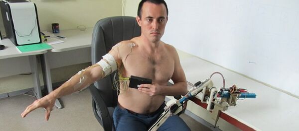 Rusya’nın Kaliningrad kentindeki Immanuel Kant Baltık Federal Üniversitesi’nden bilim adamları, aynı anda bir dizi elektrofiziksel sinyali kayıt altına alma becerisine sahip, Rus geleneksel halk çalgısı ile aynı adı taşıyan Balalayka isimli yeni bir nöral arayüz aygıtı geliştirdi. - Sputnik Türkiye