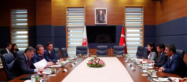 TBMM Türkiye-Rusya Parlamentolar Arası Dostluk Grubu Başkanı Vekili Altunyaldız, Rusya Devlet Duması Güvenlik, Rüşvet ve Yolsuzlukla Mücadele Komisyonu Başkanvekili Vibornovi ile Bağımsız Devlet Topluluğu ve Avrasya Entegrasyon Komisyonu Başkanvekili Umakhanov'u kabul etti. - Sputnik Türkiye