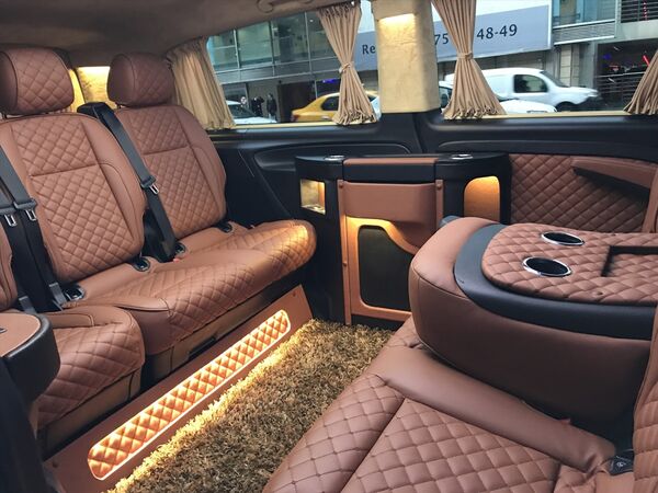 'Lüks taksi'nin sahibi Lami As, aracın normal fiyatının 115 bin lira olduğunu iç tasarımın ise 15 bin liraya mal edildiğini söyledi. 'Lüks taksi'nin sahibi Lami As, aracın normal fiyatının 115 bin lira olduğunu iç tasarımın ise 15 bin liraya mal edildiğini söyledi. - Sputnik Türkiye