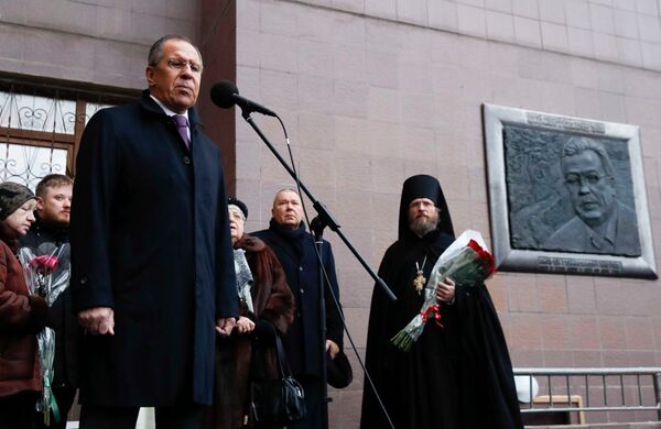 Lavrov, Andrey Karlov adına hazırlanan anıt tabelayı açtı  - Sputnik Türkiye