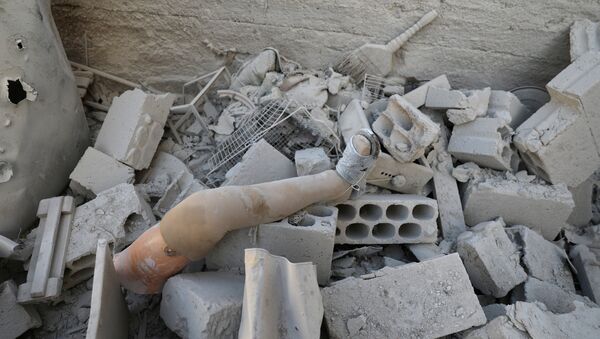 Dera'daki yıkıntılar arasında protez bir bacak - Sputnik Türkiye