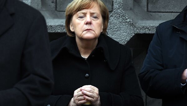Berlin'deki Noel pazarına TIR'lı saldırının birinci yıldönümünde Angela Merkel - Sputnik Türkiye