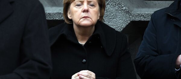 Berlin'deki Noel pazarına TIR'lı saldırının birinci yıldönümünde Angela Merkel - Sputnik Türkiye