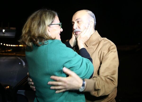 Silivri Cezaevi'nden minibüsle Kınalı gişelerine getirilen Hüseyin Çapkın'ı, eşi Nurten Çapkın karşıladı. - Sputnik Türkiye