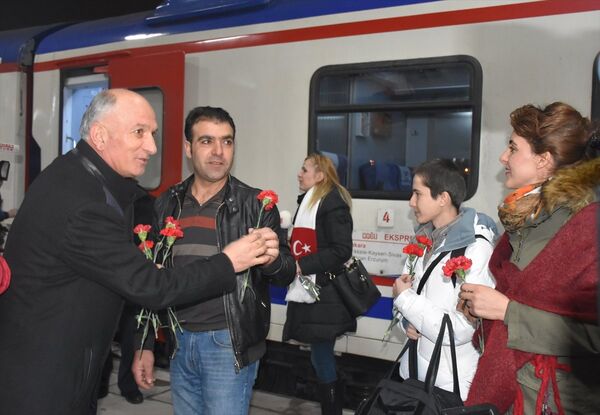 Doğu Ekspresi yolcularına Kars'ta karanfilli karşılama - Sputnik Türkiye