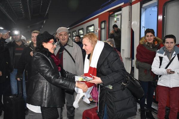 Doğu Ekspresi yolcularına Kars'ta karanfilli karşılama - Sputnik Türkiye