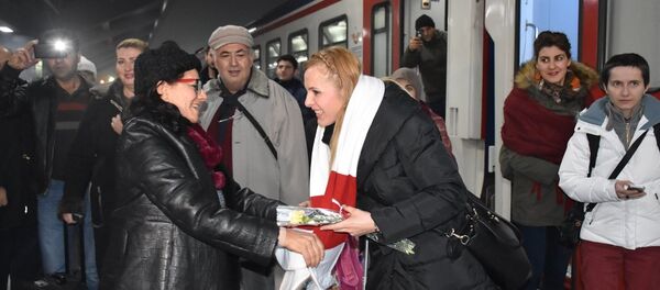 Doğu Ekspresi yolcularına Kars'ta karanfilli karşılama - Sputnik Türkiye