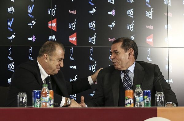 Galatasaray'la 1.5 yıllığına anlaşan Fatih Terim, Dursun Özbek'le basın toplantısı düzenledi. - Sputnik Türkiye