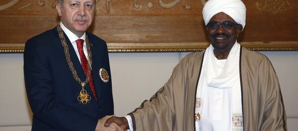 Cumhurbaşkanı Recep Tayyip Erdoğan'a, Sudan Cumhurbaşkanı Ömer Beşir tarafından Yüksek Devlet Nişanı takdim edildi - Sputnik Türkiye