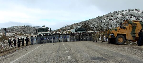 Tokat'ta HES protestosu için alınan güvenlik önlemi Tokat'ta HES protestosu için alınan güvenlik önlemi - Sputnik Türkiye