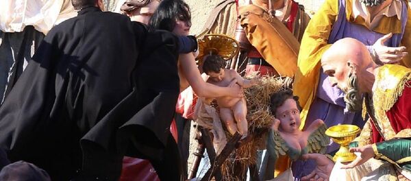 FEMEN üyesi üstüz kadın ‘bebek İsa’ heykelini çalmaya çalıştı - Sputnik Türkiye