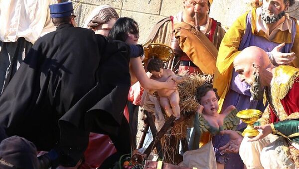 FEMEN üyesi üstüz kadın ‘bebek İsa’ heykelini çalmaya çalıştı - Sputnik Türkiye