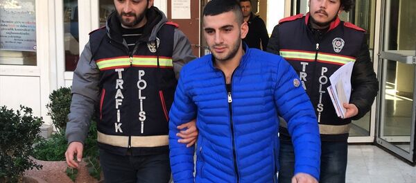 Sopayla gaz pedaline basarak araç kullanan sürücü yakalandı - Sputnik Türkiye