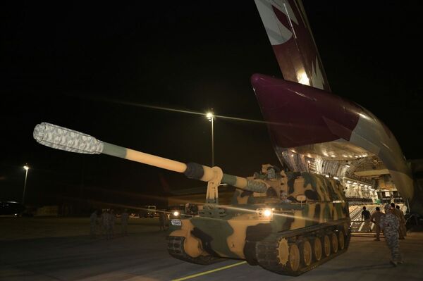 Katar'a sevk edilen TSK unsurları arasında obüsler de yer aldı. - Sputnik Türkiye