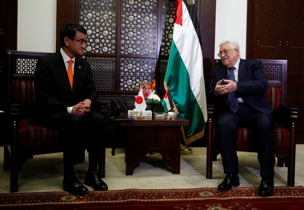 Filistin Devlet Başkanı Mahmud Abbas-Japonya Dışişleri Bakanı Taro Kono - Sputnik Türkiye