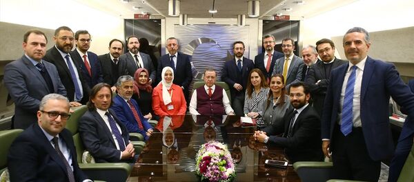 Cumhurbaşkanı Recep Tayyip Erdoğan, Tunus'daki temaslarının ardından Ankara'ya dönerken uçakta gazetecilerle sohbet etti. - Sputnik Türkiye