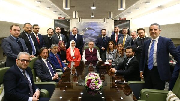 Cumhurbaşkanı Recep Tayyip Erdoğan, Tunus'daki temaslarının ardından Ankara'ya dönerken uçakta gazetecilerle sohbet etti. - Sputnik Türkiye