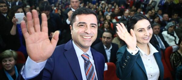 4 Kasım 2016'da gözaltına alınarak tutuklanan Selahattin Demirtaş Edirne F Tipi Cezaevi'nde, Figen Yüksekdağ ise Kandıra 1 Nolu F Tipi Cezaevi'nde tutuklu. 4 Kasım 2016'da gözaltına alınarak tutuklanan Selahattin Demirtaş Edirne F Tipi Cezaevi'nde, Figen Yüksekdağ ise Kandıra 1 Nolu F Tipi Cezaevi'nde tutuklu. - Sputnik Türkiye