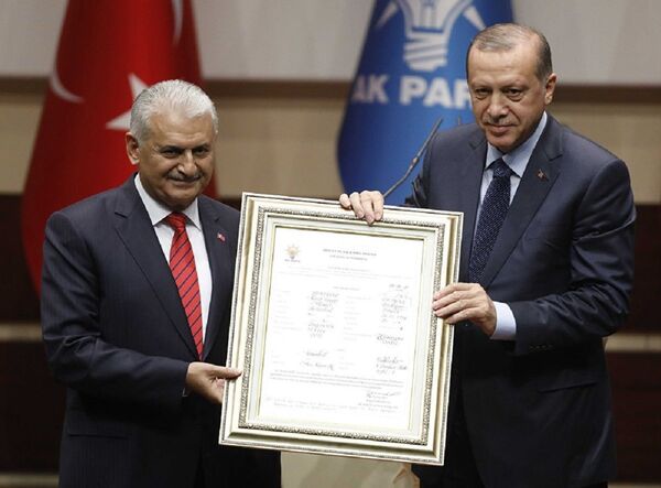 Cumhurbaşkanı Erdoğan, 'beşinci çocuğu' olarak nitelendirdiği AK Parti'ye 33 ay sonra yeniden üye oldu. - Sputnik Türkiye