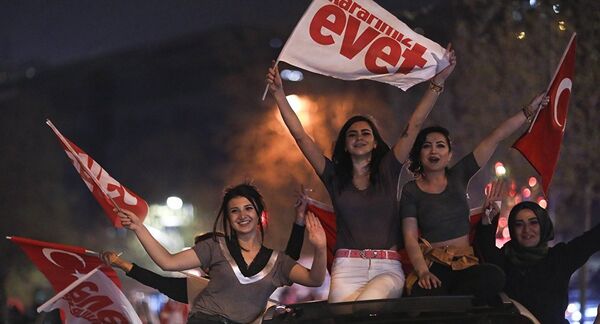 Sandıktan 'Evet' çıkması, bir yandan kutlamalar diğer yandan protestolarla karşılandı. - Sputnik Türkiye